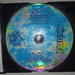 Cd Tic tac toe Funky single album. Orijinal. Made in EC. Çalışmasına engel olmayan çizikler var. Sorunsuz çalışıyor.