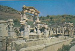 İzmir Efes Trajan Çeşmesi
