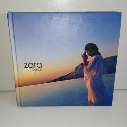 Cd + Vcd Zara boyut albümü. Orijinal. 2 disk. Çalışmasına engel olmayan çizikler ve kitapçığında kopuk sayfa var. eksiği yok. Cd ler sorunsuz çalışıyor.