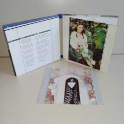 Cd + Vcd Zara boyut albümü. Orijinal. 2 disk. Çalışmasına engel olmayan çizikler ve kitapçığında kopuk sayfa var. eksiği yok. Cd ler sorunsuz çalışıyor.