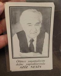 LOT.40 » AZİZ NESİN CENAZE YAKA KAĞIDI. KOLEKSİYONLUK.