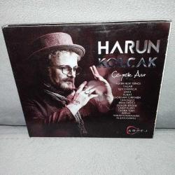Cd Harun Kolçak Çeyrek Asır Albümü. Orijinal. Dinlemeyi etkilemeyen çizikler var. CD kabında CD'yi tutan tırnaklardan bazıları kırık. Kullanıma engel değil.   Harun Kolçak'ın 25. sanat yılına özel çıkardığı albüm. Albümde Harun Kolçak'a İrem Derici, Bedük, Gökhan Türkmen, Tuğba Yurt, Yaşar, Kubat, Işın Karaca, Zara, Aşkın Nur Yengi, Alişan Göksu, Tan Taşçı, Gülçin Ergül, Hakan Kahraman ve Umut Kuzey eşlik etmiştir..