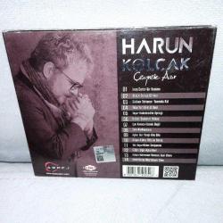 Cd Harun Kolçak Çeyrek Asır Albümü. Orijinal. Dinlemeyi etkilemeyen çizikler var. CD kabında CD'yi tutan tırnaklardan bazıları kırık. Kullanıma engel değil.   Harun Kolçak'ın 25. sanat yılına özel çıkardığı albüm. Albümde Harun Kolçak'a İrem Derici, Bedük, Gökhan Türkmen, Tuğba Yurt, Yaşar, Kubat, Işın Karaca, Zara, Aşkın Nur Yengi, Alişan Göksu, Tan Taşçı, Gülçin Ergül, Hakan Kahraman ve Umut Kuzey eşlik etmiştir..