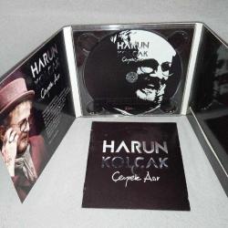 Cd Harun Kolçak Çeyrek Asır Albümü. Orijinal. Dinlemeyi etkilemeyen çizikler var. CD kabında CD'yi tutan tırnaklardan bazıları kırık. Kullanıma engel değil.   Harun Kolçak'ın 25. sanat yılına özel çıkardığı albüm. Albümde Harun Kolçak'a İrem Derici, Bedük, Gökhan Türkmen, Tuğba Yurt, Yaşar, Kubat, Işın Karaca, Zara, Aşkın Nur Yengi, Alişan Göksu, Tan Taşçı, Gülçin Ergül, Hakan Kahraman ve Umut Kuzey eşlik etmiştir..
