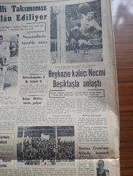 Cumhuriyet Gazetesi - 24 Nisan 1958 - Kıbrıs'ta 23 nisan'ı 40.000 Türk tezahüratla kutladı fotoğraf - ithalat müsaadeleri muayyen maddelere inhisar ettirilmeyecek - 23 Nisan Bayramı Dün yurtta törenle kutlandı - taksim'deki tören'de yavrukurtlar geçerlerken fotoğraf - İstanbul Demokrat Parti il başkanı kim olacak - Türk Japon iktisadi görüşmeleri başladı - yeni bir af kanunu teklifi hazırlanıyor - Tophane Kemeraltı ve Karaköy domuz sokağının yıkılmasına gece gündüz devam edilmektedir fotoğraf - kadın sanatçımız Lerzan Bengisu Amerika'ya gidiyor fotoğraf -  Üçüncü Alev yazan Nihal Karamağaralı Yazı Dizisi - yarınki pasif korunma denemesi - personel Kanunu ve bir hesap yazan Burhan Felek - İran'da iki komünist kurşuna dizildi - namus bedeli filmi elhamra sinemasında - seçmen listeleri Dün asıldı - İstanbul'da 24 saat sinema tiyatro programı - tenis milli takımımız bugün ilan ediliyor - beykozlu kalecin Necmi Beşiktaşla anlaştı fotoğraf -  Galatasaray Lisesi voleybol Türkiye şampiyonu