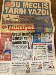 HÜRRİYET GAZETESİ DOĞUM GÜNÜ HEDİYESİ - 3 AĞUSTOS 2002 -TAM TAKIM 42 SAYFADIR -Devlet Bahçeli-Cem Uzan-Merve Kavakçı-Uğur Dündar-Sinan Çetin-Kemal Derviş-Cem-Aydan Uluç-Oktay Ekşi-Korkut Güven-Lorant-Revivo-Washington-Ortega-Bekir Coşkun-Murat-Songül-Bülent Bilgiç-Mustafa Sütcü-Emin Çölaşan-Emin Atam-Emre Çakır-Prof. Dr. Gülsün Sağlamer-Britney Spears  Bu Meclis tarih yazdı-Ürdün belgesi Bahçeli’ye gönderildi-SP soruyor Merve Kavakçı’nın suçu neydi-Tayyip’in buzdolabında bira tartışması-Derviş Cem’le birlikteyiz-Doktoralı ilk kuvvet komutanı-Kartal’ın gecesi-Nouma mest etti-Karnaval gibiydi-Şahane Fener-Bu üçlüye dikkat-Son randevu faciayla bitti-Koca Reis’in oğlu Captagon’dan tutuklandı-Suç geni bulundu-İTÜ adaylara reklamını yaptı-Bul karayı al parayı-Britney lezbiyen porno meraklısıymış-Striptizciye bahşiş yasağı  Han’ım ben demokrasiye gidiyorum-Karikatür: Selçuk Erdem