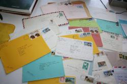 19 KARTPOSTAL  ESKİ ÜZERİNDE PULLARI OLAN    44  ADET ZARF postadan geçmiş zarf  hepside gönderilecektir (((YENİ KOLİ 3 ) P8