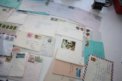 19 KARTPOSTAL  ESKİ ÜZERİNDE PULLARI OLAN    44  ADET ZARF postadan geçmiş zarf  hepside gönderilecektir (((YENİ KOLİ 3 ) P8