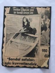 FERİDUN ÇÖLGEÇEN'İN GAZETEDEN KESİLME FOTOĞRAFI - 19 x 15 cm EBADINDA - FERİDUN ÇÖLGEÇEN ve NİŞANLISI HAYAL SİRER SANDAL GEZİSİ YAPARKEN