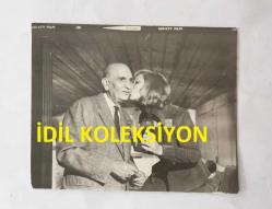 FERİDUN ÇÖLGEÇEN'İN ORİJİNAL MİNİ BOY FOTOĞRAFI - 7 x 6 cm EBADINDA - FERİDUN ÇÖLGEÇEN ve NİL BURAK AYNI KAREDE