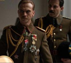 NİŞAN-I OSMANÎ / OSMANİYE NİŞANI Ve Şemse'si. İkinci Üretim (Replika)  Gerçeği 19.Yüzyıl. Osmanlı dönemi. Sultan Abdülaziz Han (1861-1876) döneminde ihdas edilmiş. Gümüş. Yeşil ve kırmızı renk mineli. Merkezindeki altın kitabede “Osmanlı Devleti'nin Hükümdarı, Allah'ın yön göstermesine dayanan Abdülaziz Han” yazmakta. Osmaniye Nişanı, Sultan tarafından İmparatorluğun en yüksek ikinci dereceden nişanı olarak verilirdi.  Koleksiyonluk bir örnektir. ÖNEMLİ  : Bu ürünler Aslına benzer olarak ikinci defa hatıra olarak üretilmiş REPLİKA ÜRÜNDÜR..Yüksek kalite de koleksiyonluktur..