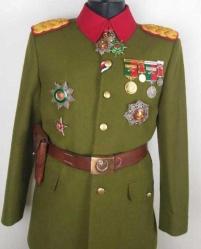 NİŞAN-I OSMANÎ / OSMANİYE NİŞANI Ve Şemse'si. İkinci Üretim (Replika)  Gerçeği 19.Yüzyıl. Osmanlı dönemi. Sultan Abdülaziz Han (1861-1876) döneminde ihdas edilmiş. Gümüş. Yeşil ve kırmızı renk mineli. Merkezindeki altın kitabede “Osmanlı Devleti'nin Hükümdarı, Allah'ın yön göstermesine dayanan Abdülaziz Han” yazmakta. Osmaniye Nişanı, Sultan tarafından İmparatorluğun en yüksek ikinci dereceden nişanı olarak verilirdi.  Koleksiyonluk bir örnektir. ÖNEMLİ  : Bu ürünler Aslına benzer olarak ikinci defa hatıra olarak üretilmiş REPLİKA ÜRÜNDÜR..Yüksek kalite de koleksiyonluktur..