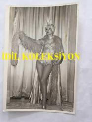 ORYANTAL-DANSÖZ PRENSES BANU'NUN ORİJİNAL 4'LÜ FOTOĞRAF SETİ - 18 x 12 cm EBADINDA - PRENSES BANU BİKİNİSİ ve ORYANTAL TARZI KOSTÜMÜYLE POZ VERİRKEN ÇEKİLMİŞ 4 FARKLI KARE