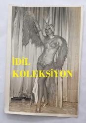 ORYANTAL-DANSÖZ PRENSES BANU'NUN ORİJİNAL 4'LÜ FOTOĞRAF SETİ - 18 x 12 cm EBADINDA - PRENSES BANU BİKİNİSİ ve ORYANTAL TARZI KOSTÜMÜYLE POZ VERİRKEN ÇEKİLMİŞ 4 FARKLI KARE