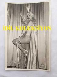 ORYANTAL-DANSÖZ PRENSES BANU'NUN ORİJİNAL 4'LÜ FOTOĞRAF SETİ - 18 x 12 cm EBADINDA - PRENSES BANU BİKİNİSİ ve ORYANTAL TARZI KOSTÜMÜYLE POZ VERİRKEN ÇEKİLMİŞ 4 FARKLI KARE