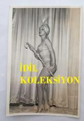 ORYANTAL-DANSÖZ PRENSES BANU'NUN ORİJİNAL 4'LÜ FOTOĞRAF SETİ - 18 x 12 cm EBADINDA - PRENSES BANU BİKİNİSİ ve ORYANTAL TARZI KOSTÜMÜYLE POZ VERİRKEN ÇEKİLMİŞ 4 FARKLI KARE