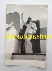 ORYANTAL-DANSÖZ PRENSES BANU'NUN ORİJİNAL 2'Lİ FOTOĞRAF SETİ - 18 x 12 cm EBADINDA - PRENSES BANU YEŞİLKÖY HAVA LİMANINDA UÇAKTAN İNERKEN ÇEKİLMİŞ 2 FARKLI KARE