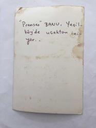 ORYANTAL-DANSÖZ PRENSES BANU'NUN ORİJİNAL 2'Lİ FOTOĞRAF SETİ - 18 x 12 cm EBADINDA - PRENSES BANU YEŞİLKÖY HAVA LİMANINDA UÇAKTAN İNERKEN ÇEKİLMİŞ 2 FARKLI KARE