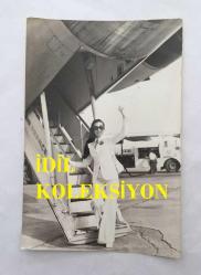 ORYANTAL-DANSÖZ PRENSES BANU'NUN ORİJİNAL 2'Lİ FOTOĞRAF SETİ - 18 x 12 cm EBADINDA - PRENSES BANU YEŞİLKÖY HAVA LİMANINDA UÇAKTAN İNERKEN ÇEKİLMİŞ 2 FARKLI KARE