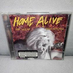 Cd home ALİVE the art of self defense. 1996 Amerikan baskı. orijinal. 2 disk. diskler çil tertemiz koleksiyonluk. ön kapaktaki 1-2 çatlak dışında hiçbir sorunu yok tertemiz. Yedek kap ilave edilecektir. NADİR. Nirvana, Pearl jam, Soundgarden,....