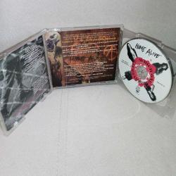 Cd home ALİVE the art of self defense. 1996 Amerikan baskı. orijinal. 2 disk. diskler çil tertemiz koleksiyonluk. ön kapaktaki 1-2 çatlak dışında hiçbir sorunu yok tertemiz. Yedek kap ilave edilecektir. NADİR. Nirvana, Pearl jam, Soundgarden,....