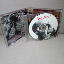 Cd home ALİVE the art of self defense. 1996 Amerikan baskı. orijinal. 2 disk. diskler çil tertemiz koleksiyonluk. ön kapaktaki 1-2 çatlak dışında hiçbir sorunu yok tertemiz. Yedek kap ilave edilecektir. NADİR. Nirvana, Pearl jam, Soundgarden,....