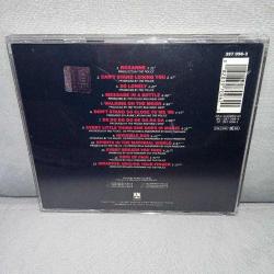 Cd the police their greatest hits. orijinal, 1990 İngiltere baskı. Çalışmasını etkilemeyen yoğun çizikler var, baştan sona dinlendi sorunsuz çalışıyor.