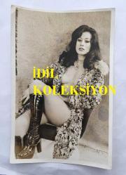 ORYANTAL-DANSÖZ PRENSES BANU'NUN ORİJİNAL 2'Lİ FOTOĞRAF SETİ - 18 x 12 cm EBADINDA - PRENSES BANU DEKOLTE GİYSİSİ ve KÜRK MANTOSUYLA POZ VERİRKEN ÇEKİLMİŞ 2 FARKLI KARE (ÜNSAL BOZKURT KADRAJI İLE)