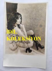 ORYANTAL-DANSÖZ PRENSES BANU'NUN ORİJİNAL 2'Lİ FOTOĞRAF SETİ - 18 x 12 cm EBADINDA - PRENSES BANU DEKOLTE GİYSİSİ ve KÜRK MANTOSUYLA POZ VERİRKEN ÇEKİLMİŞ 2 FARKLI KARE (ÜNSAL BOZKURT KADRAJI İLE)