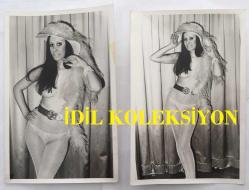 ORYANTAL-DANSÖZ PRENSES BANU'NUN ORİJİNAL 2'Lİ FOTOĞRAF SETİ - 18 x 12 cm EBADINDA - PRENSES BANU BEYAZ FİLELİ ÇORABI v e ŞAKPASIYLA POZ VERİRKEN ÇEKİLMİŞ 2 FARKLI KARE