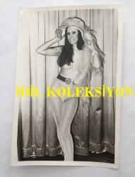 ORYANTAL-DANSÖZ PRENSES BANU'NUN ORİJİNAL 2'Lİ FOTOĞRAF SETİ - 18 x 12 cm EBADINDA - PRENSES BANU BEYAZ FİLELİ ÇORABI v e ŞAKPASIYLA POZ VERİRKEN ÇEKİLMİŞ 2 FARKLI KARE