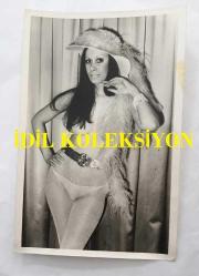 ORYANTAL-DANSÖZ PRENSES BANU'NUN ORİJİNAL 2'Lİ FOTOĞRAF SETİ - 18 x 12 cm EBADINDA - PRENSES BANU BEYAZ FİLELİ ÇORABI v e ŞAKPASIYLA POZ VERİRKEN ÇEKİLMİŞ 2 FARKLI KARE