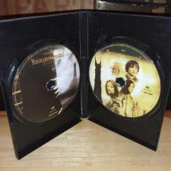 Dvd Yüzüklerin efendisi iki kule. Orijinal. Türkçe ve İngilizce dublaj. 2 disk. çalışmasına engel olmayan çizikler var. Sorunsuz çalışıyor.