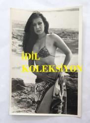 ORYANTAL-DANSÖZ PRENSES BANU'NUN ORİJİNAL 2'Lİ FOTOĞRAF SETİ - 18 x 12 cm EBADINDA - PRENSES BANU DENİZ KENARINDA BİKİNİLERİYLE POZ VERİRKEN ÇEKİLMİŞ 2 FARKLI KARE