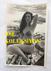 ORYANTAL-DANSÖZ PRENSES BANU'NUN ORİJİNAL 2'Lİ FOTOĞRAF SETİ - 18 x 12 cm EBADINDA - PRENSES BANU DENİZ KENARINDA BİKİNİLERİYLE POZ VERİRKEN ÇEKİLMİŞ 2 FARKLI KARE