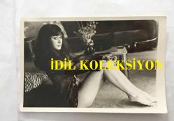 ORYANTAL-DANSÖZ PRENSES BANU'NUN ORİJİNAL 3'LÜ FOTOĞRAF SETİ - 18 x 12 cm EBADINDA - PRENSES BANU SİYAH DEKOLTE ELBİSESİYLE POZ VERİRKEN ÇEKİLMİŞ 3 FARKLI KARE (ÜNSAL BOZKURT KADRAJI İLE)