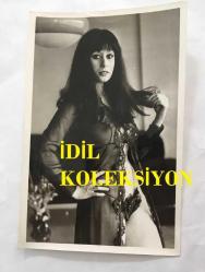 ORYANTAL-DANSÖZ PRENSES BANU'NUN ORİJİNAL 3'LÜ FOTOĞRAF SETİ - 18 x 12 cm EBADINDA - PRENSES BANU SİYAH DEKOLTE ELBİSESİYLE POZ VERİRKEN ÇEKİLMİŞ 3 FARKLI KARE (ÜNSAL BOZKURT KADRAJI İLE)