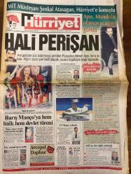 HÜRRİYET GAZETESİ DOĞUM GÜNÜ HEDİYESİ - 3 ŞUBAT 1999 -TAM TAKIM 38 SAYFADIR -Şenkal Atasagun-Abdullah Öcalan-Barış Manço-Ertuğrul Özkök-Emin Çölaşan-Sergen Yalçın-Moshoeu-Okan-Hagi-Toshack-Sami Sarıaloğlu-Vedat Okyar-Fevzi-Alpay-Del Solar-Erkan-Letchkov-Melike Demirağ-Nurhan Toköz-Yener Süsoy-Haldun Sevel-Helena Christensen-Meg Ryan  Hali perişan-Apo Mandela olamayacağını gördü-Barış Manço’ya hem halk hem devlet töreni-Bir soytarının sonu-19 Nisan sabahı-Apo’ya diplomatik abluka-Ortalık tozduman-Sergen Kadıköy’ü ayağa kaldırdı-Baliç ve Bolic Yarışta bizi sadece Galatasaray zorlar-Terim’le yeniden doğdum-Kartal tam yol-1 milyon mark uçtu-Siyasete 20 gün dayanabildi-Sayanora Barış Manço-Nane limondan şarkı-Yaşamından notlar-25 yılın sevilen şarkıları-Baştan çıkmaya hazır olun-İnternette aşk rekora gidiyor  Karikatür ismi: Güz Aral’ın karalama defteri-çizer: Güz Aral-Karikatür ismi: Ustura Kemal “Bin Yaşasın Gazi Paşa”-çizer: Haldun Sevel