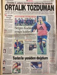 HÜRRİYET GAZETESİ DOĞUM GÜNÜ HEDİYESİ - 3 ŞUBAT 1999 -TAM TAKIM 38 SAYFADIR -Şenkal Atasagun-Abdullah Öcalan-Barış Manço-Ertuğrul Özkök-Emin Çölaşan-Sergen Yalçın-Moshoeu-Okan-Hagi-Toshack-Sami Sarıaloğlu-Vedat Okyar-Fevzi-Alpay-Del Solar-Erkan-Letchkov-Melike Demirağ-Nurhan Toköz-Yener Süsoy-Haldun Sevel-Helena Christensen-Meg Ryan  Hali perişan-Apo Mandela olamayacağını gördü-Barış Manço’ya hem halk hem devlet töreni-Bir soytarının sonu-19 Nisan sabahı-Apo’ya diplomatik abluka-Ortalık tozduman-Sergen Kadıköy’ü ayağa kaldırdı-Baliç ve Bolic Yarışta bizi sadece Galatasaray zorlar-Terim’le yeniden doğdum-Kartal tam yol-1 milyon mark uçtu-Siyasete 20 gün dayanabildi-Sayanora Barış Manço-Nane limondan şarkı-Yaşamından notlar-25 yılın sevilen şarkıları-Baştan çıkmaya hazır olun-İnternette aşk rekora gidiyor  Karikatür ismi: Güz Aral’ın karalama defteri-çizer: Güz Aral-Karikatür ismi: Ustura Kemal “Bin Yaşasın Gazi Paşa”-çizer: Haldun Sevel