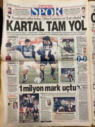 HÜRRİYET GAZETESİ DOĞUM GÜNÜ HEDİYESİ - 3 ŞUBAT 1999 -TAM TAKIM 38 SAYFADIR -Şenkal Atasagun-Abdullah Öcalan-Barış Manço-Ertuğrul Özkök-Emin Çölaşan-Sergen Yalçın-Moshoeu-Okan-Hagi-Toshack-Sami Sarıaloğlu-Vedat Okyar-Fevzi-Alpay-Del Solar-Erkan-Letchkov-Melike Demirağ-Nurhan Toköz-Yener Süsoy-Haldun Sevel-Helena Christensen-Meg Ryan  Hali perişan-Apo Mandela olamayacağını gördü-Barış Manço’ya hem halk hem devlet töreni-Bir soytarının sonu-19 Nisan sabahı-Apo’ya diplomatik abluka-Ortalık tozduman-Sergen Kadıköy’ü ayağa kaldırdı-Baliç ve Bolic Yarışta bizi sadece Galatasaray zorlar-Terim’le yeniden doğdum-Kartal tam yol-1 milyon mark uçtu-Siyasete 20 gün dayanabildi-Sayanora Barış Manço-Nane limondan şarkı-Yaşamından notlar-25 yılın sevilen şarkıları-Baştan çıkmaya hazır olun-İnternette aşk rekora gidiyor  Karikatür ismi: Güz Aral’ın karalama defteri-çizer: Güz Aral-Karikatür ismi: Ustura Kemal “Bin Yaşasın Gazi Paşa”-çizer: Haldun Sevel