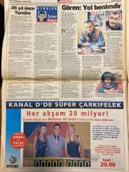 HÜRRİYET GAZETESİ DOĞUM GÜNÜ HEDİYESİ - 3 ŞUBAT 1999 -TAM TAKIM 38 SAYFADIR -Şenkal Atasagun-Abdullah Öcalan-Barış Manço-Ertuğrul Özkök-Emin Çölaşan-Sergen Yalçın-Moshoeu-Okan-Hagi-Toshack-Sami Sarıaloğlu-Vedat Okyar-Fevzi-Alpay-Del Solar-Erkan-Letchkov-Melike Demirağ-Nurhan Toköz-Yener Süsoy-Haldun Sevel-Helena Christensen-Meg Ryan  Hali perişan-Apo Mandela olamayacağını gördü-Barış Manço’ya hem halk hem devlet töreni-Bir soytarının sonu-19 Nisan sabahı-Apo’ya diplomatik abluka-Ortalık tozduman-Sergen Kadıköy’ü ayağa kaldırdı-Baliç ve Bolic Yarışta bizi sadece Galatasaray zorlar-Terim’le yeniden doğdum-Kartal tam yol-1 milyon mark uçtu-Siyasete 20 gün dayanabildi-Sayanora Barış Manço-Nane limondan şarkı-Yaşamından notlar-25 yılın sevilen şarkıları-Baştan çıkmaya hazır olun-İnternette aşk rekora gidiyor  Karikatür ismi: Güz Aral’ın karalama defteri-çizer: Güz Aral-Karikatür ismi: Ustura Kemal “Bin Yaşasın Gazi Paşa”-çizer: Haldun Sevel