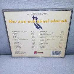 Cd Soundtrack Her şey çok güzel olacak orijinal film müzikleri. Mazhar Alanson, Cem Yılmaz.  Orijinal. 1998 Raks baskı. Dinlemeyi etkilemeyen çizikler var. Sorunsuz çalışıyor
