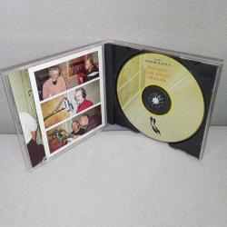 Cd Soundtrack Her şey çok güzel olacak orijinal film müzikleri. Mazhar Alanson, Cem Yılmaz.  Orijinal. 1998 Raks baskı. Dinlemeyi etkilemeyen çizikler var. Sorunsuz çalışıyor