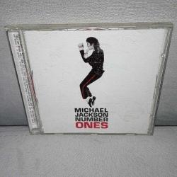 Cd Michael Jackson number ones albümü.  Orijinal. Dinlemeyi etkilemeyen çizikler var. Sorunsuz çalışıyor