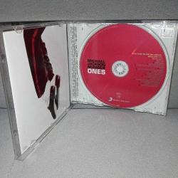 Cd Michael Jackson number ones albümü.  Orijinal. Dinlemeyi etkilemeyen çizikler var. Sorunsuz çalışıyor