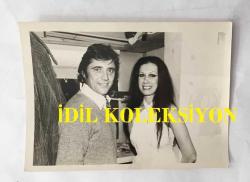ORYANTAL-DANSÖZ PRENSES BANU'NUN ORİJİNAL 2'Lİ FOTOĞRAF SETİ - 10 x 7 cm EBADINDA - PRENSES BANU PARİS'TE FRANSIZ ŞARKICI SACHA DISTEL'LE POZ VERİRKEN ÇEKİLMİŞ 2 FARKLI KARE
