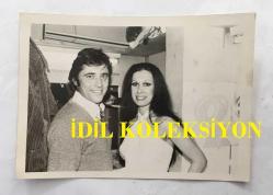 ORYANTAL-DANSÖZ PRENSES BANU'NUN ORİJİNAL 2'Lİ FOTOĞRAF SETİ - 10 x 7 cm EBADINDA - PRENSES BANU PARİS'TE FRANSIZ ŞARKICI SACHA DISTEL'LE POZ VERİRKEN ÇEKİLMİŞ 2 FARKLI KARE