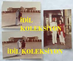 ORYANTAL-DANSÖZ PRENSES BANU'NUN ORİJİNAL 3'LÜ FOTOĞRAF SETİ -12,5 x 8,5 cm EBADINDA - PRENSES BANU'NUN YURT DIŞI SEYAHATLERİNDE ÇEKİLMİŞ 3 FARKLI KARE (SİH LİDERİ İLE BİRLİKTE) - 21 Haziran 1984