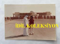 ORYANTAL-DANSÖZ PRENSES BANU'NUN ORİJİNAL 3'LÜ FOTOĞRAF SETİ -12,5 x 8,5 cm EBADINDA - PRENSES BANU'NUN YURT DIŞI SEYAHATLERİNDE ÇEKİLMİŞ 3 FARKLI KARE (SİH LİDERİ İLE BİRLİKTE) - 21 Haziran 1984