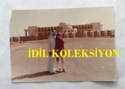 ORYANTAL-DANSÖZ PRENSES BANU'NUN ORİJİNAL 3'LÜ FOTOĞRAF SETİ -12,5 x 8,5 cm EBADINDA - PRENSES BANU'NUN YURT DIŞI SEYAHATLERİNDE ÇEKİLMİŞ 3 FARKLI KARE (SİH LİDERİ İLE BİRLİKTE) - 21 Haziran 1984